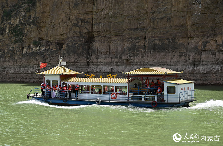游客在清水河县老牛湾黄河大峡谷旅游区乘船游玩。实习生 贾志红摄