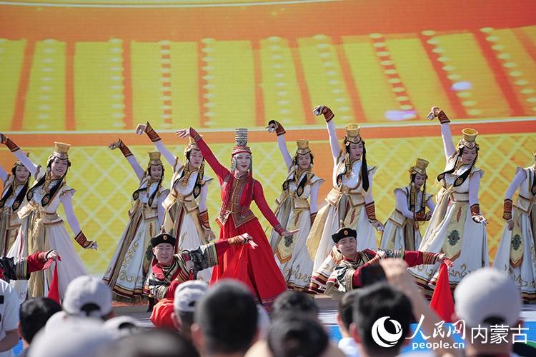 活动现场精彩的文艺演出。人民网记者 赵梦月摄