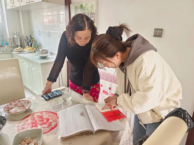 社区网格员入户走访居民家中记录问题需求。