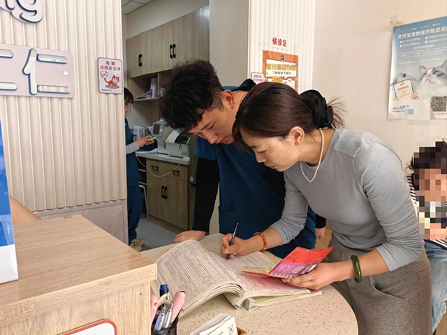 社区网格员走访辖区底店记录意见建议。