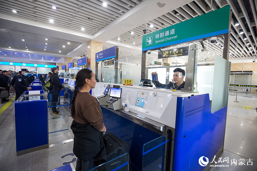 二连出入境边防检查站移民管理警察有序为旅客办理通关手续。郭鹏杰摄