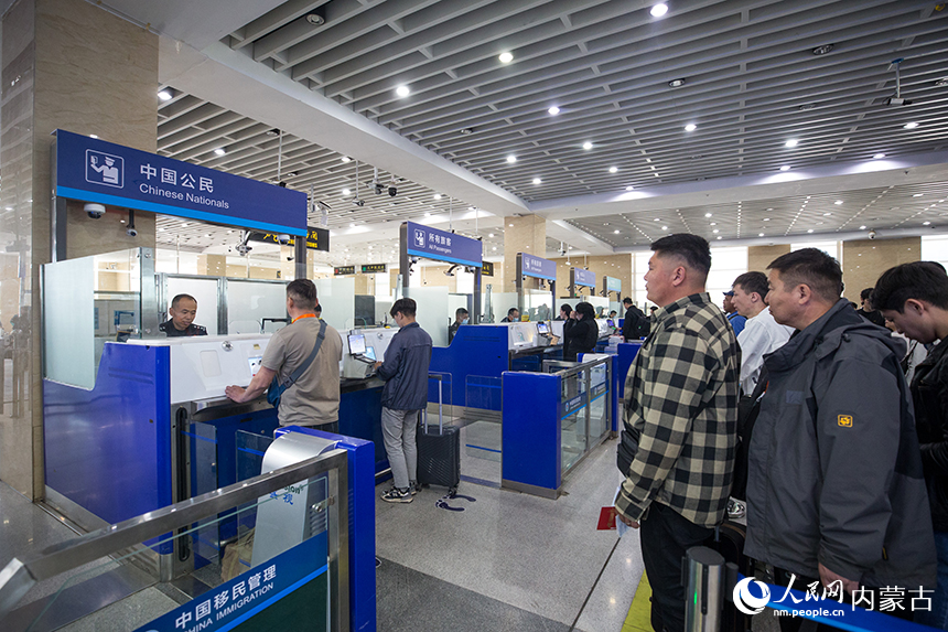 二连出入境边防检查站移民管理警察有序为旅客办理通关手续。郭鹏杰摄
