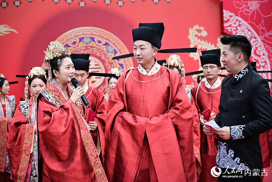 仪式现场，一对新人分享自己参与集体婚礼的感受。实习生 贾志红摄