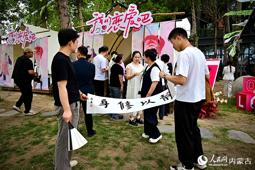 游客在互動尋緣區體驗書法。實習生 賈志紅攝