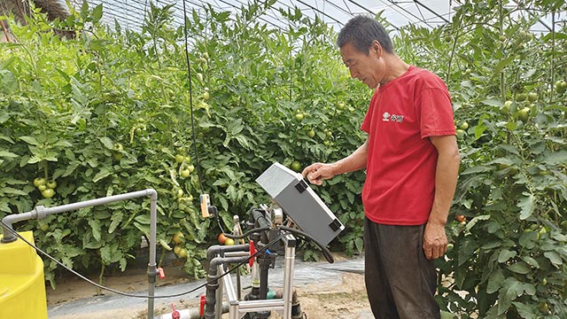 农户正在操作智能水肥一体化设备