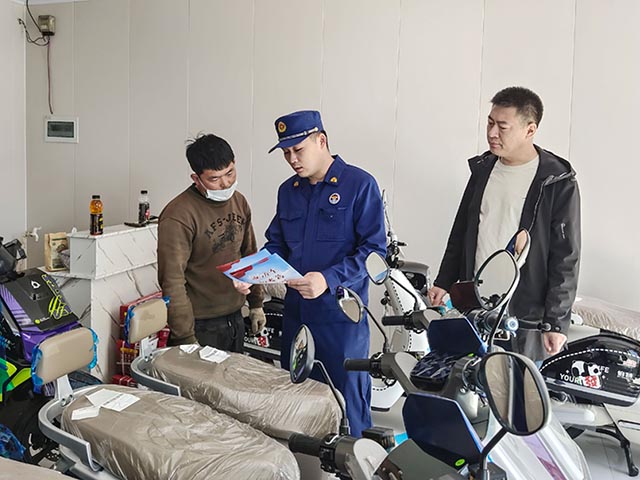 开展敲门入户宣传活动