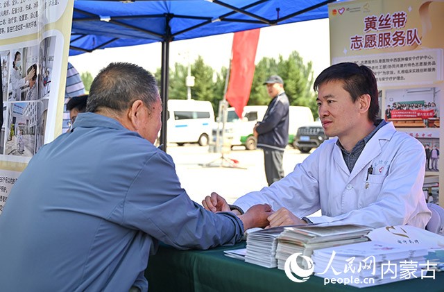 启动仪式现场，医师为老年人开展问诊服务。实习生 贾志红摄