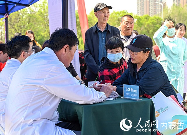 启动仪式现场，医师为老年人开展问诊服务。实习生 贾志红摄
