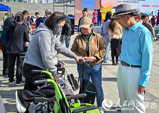 工作人员向老年人介绍为老服务产品的使用和功能。实习生 贾志红摄