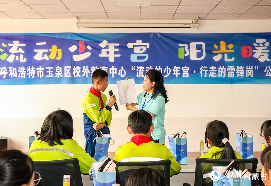 5月23日，呼和浩特市玉泉区青少年宫“流动少年宫”公益专列校园活动现场，学生在绘画心理团体辅导《我的情绪树》课上发言。丁根厚摄