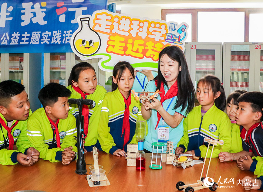 5月23日，呼和浩特市玉泉区青少年宫“流动少年宫”公益专列校园活动现场，师生在科技伴我行《科学实验》课上做实验。丁根厚摄