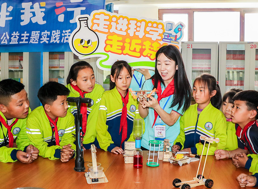 “流动少年宫”公益专列进校园 科技与心理活动点亮童心