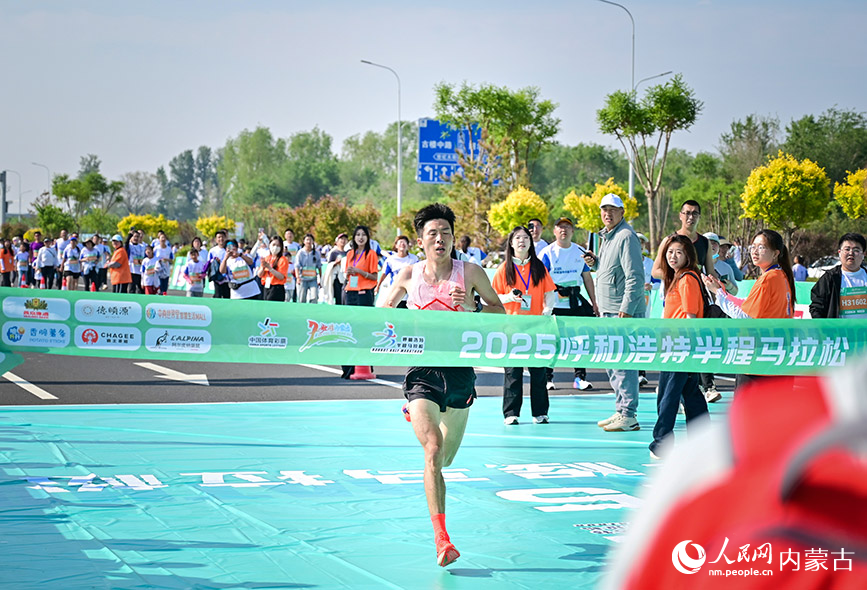 参赛选手戚振飞率先冲过终点线并获男子组冠军。实习生 贾志红摄