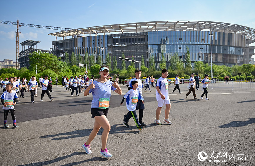 参赛选手在2025呼和浩特半程马拉松赛中激情奔跑。实习生 贾志红摄