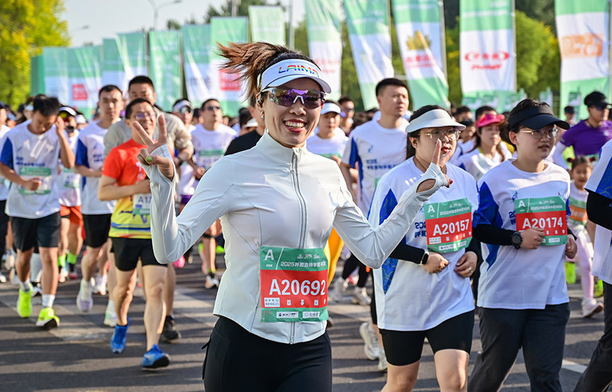 2025呼和浩特半程马拉松开跑 近万人参赛