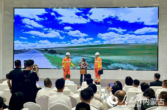 《法治之光耀北疆》公路普法情景劇。 實習生 劉瀛攝