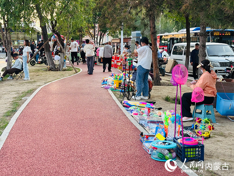 萬和體育公園北門健身步道旁的流動攤販集中售賣。人民網記者 張聿修攝