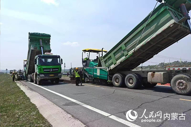 省道304線烏蘭布統交叉口至四道河子段正在攤鋪水泥穩定級配碎石基層。自治區交通運輸廳供圖