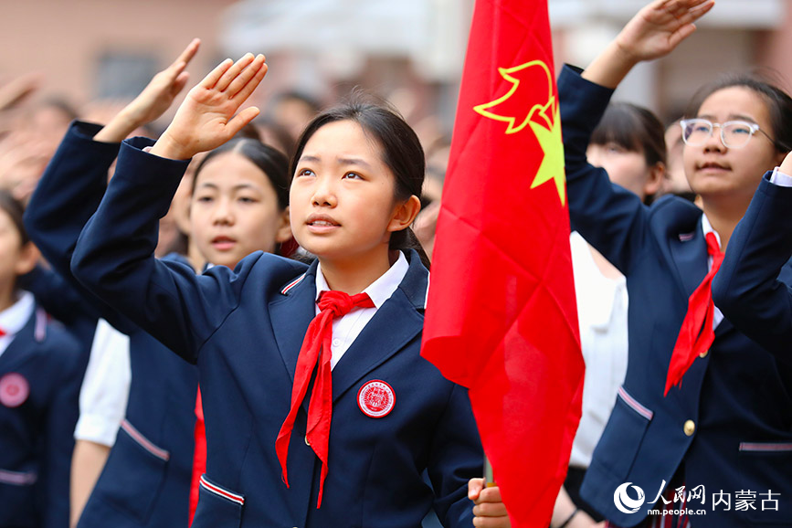 少先队员向国旗敬礼。人民网记者 齐浩男摄