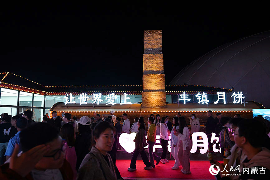 5月31日，“乌兰察布之夜”开街现场。人民网记者 刘艺琳摄