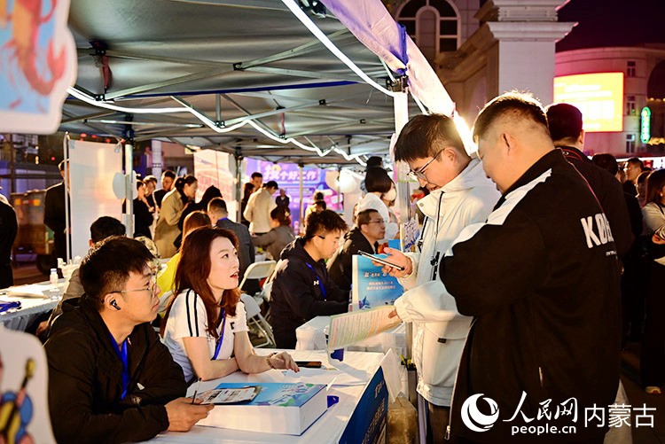 招聘会现场 人民网记者 寇雅楠摄
