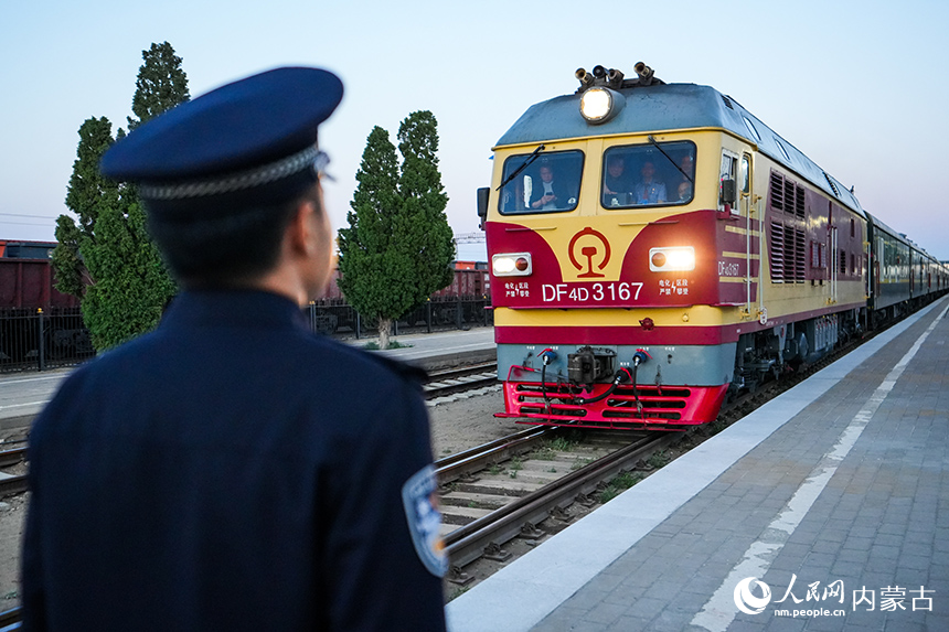 K23次国际旅客列车正缓缓驶入二连车站。杨金烨摄