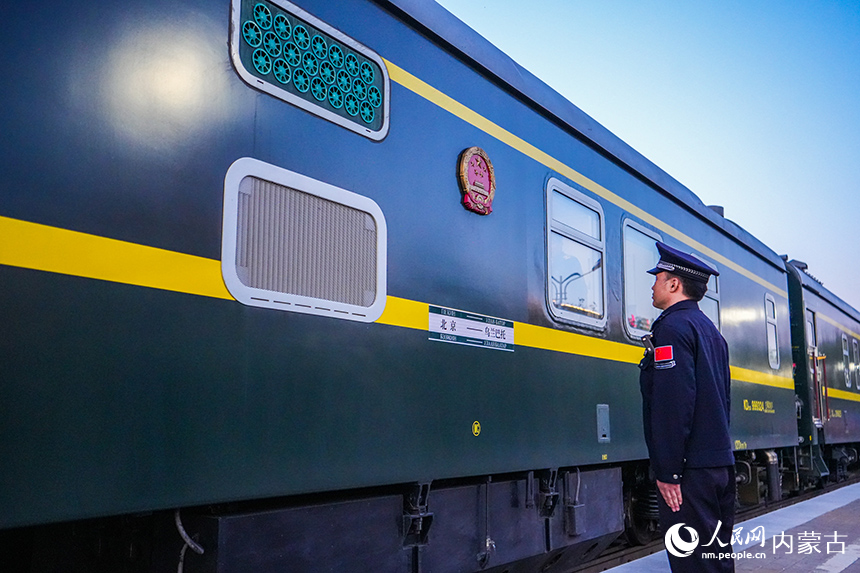 二连出入境边防检查站移民管理警察对国际旅客列车进行监护。杨金烨摄