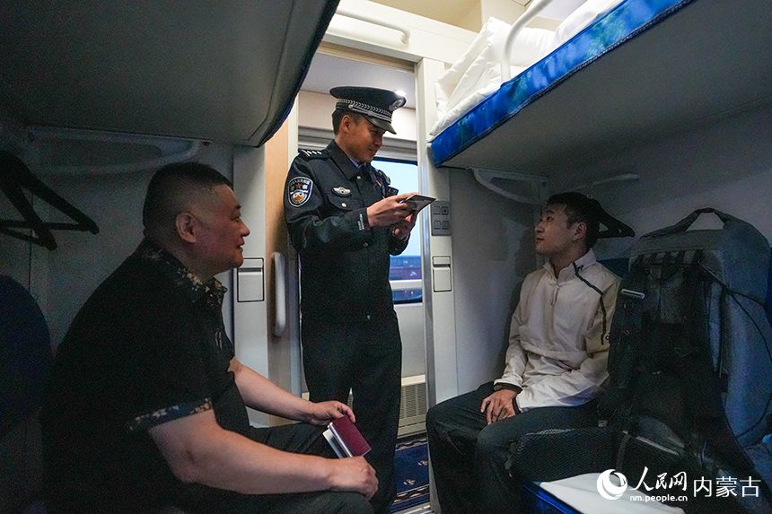 二連出入境邊防檢查站移民管理警察正在查驗旅客証件。楊金燁攝