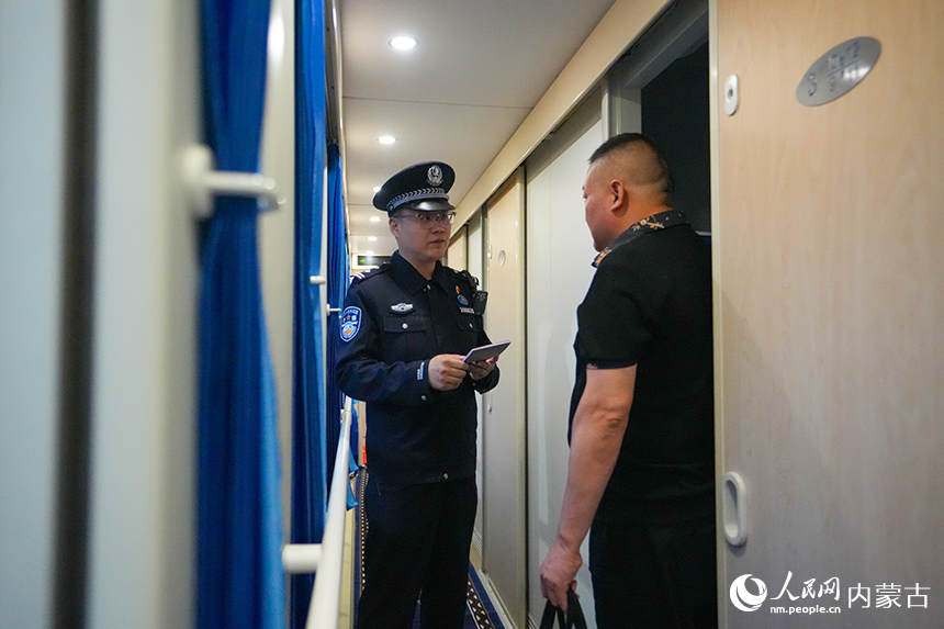 二连出入境边防检查站移民管理警察正在查验旅客证件。杨金烨摄