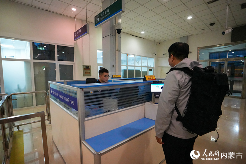 二连出入境边防检查站移民管理警察正在验放旅客。杨金烨摄