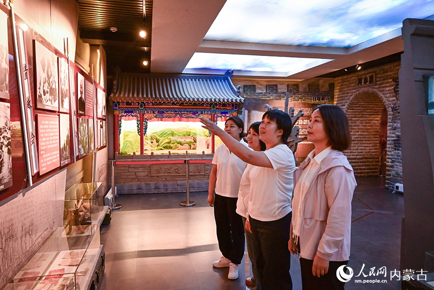 游客在老牛坡党支部展馆内参观。实习生 贾志红摄