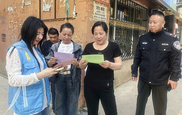 社区网格员为辖区居民普及法律知识。