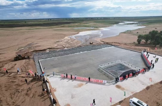 出水池的水源源不断地注入莫力庙水库。关雪峰摄