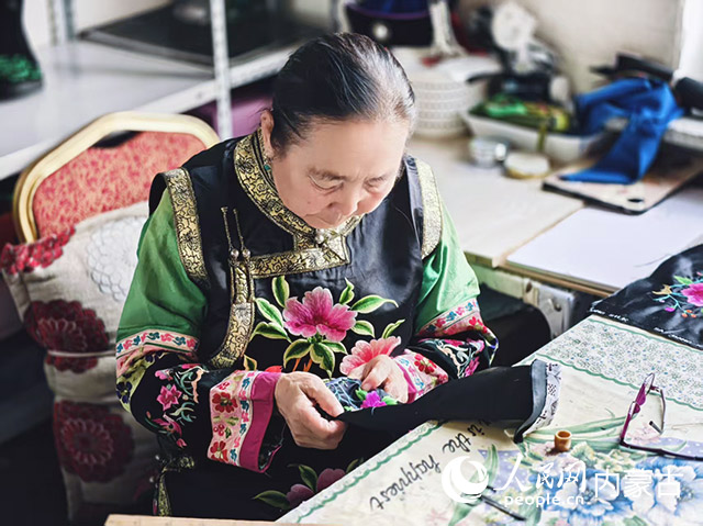 巴林民族手工坊内,匠人正在制作蒙古族刺绣。孟佳澍摄