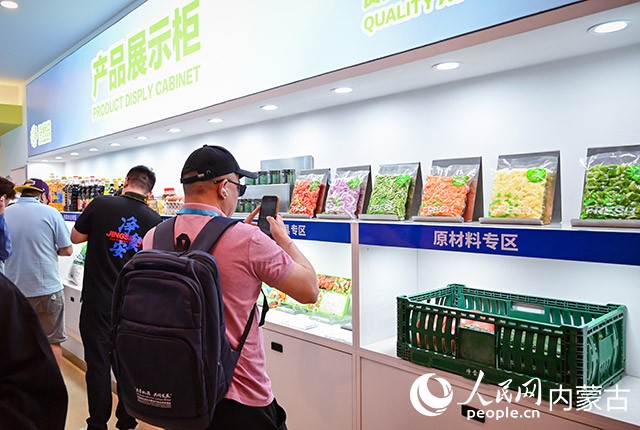 記者團成員正在查看內蒙古淨食安科技有限公司的產品。實習生 賈志紅攝