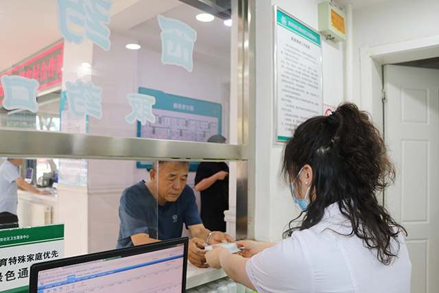 市民体验共享智慧药房。宋怡霏摄