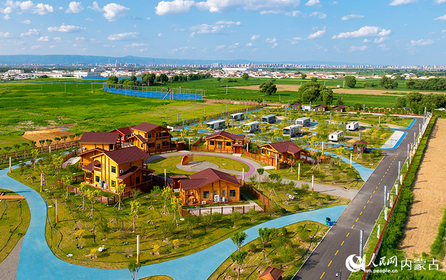 6月16日，呼和浩特市玉泉區大黑河郊野公園“清嶼林夕房車營地”與朵朵白雲相映成趣，構成一幅愜意的郊野畫卷。丁根厚攝