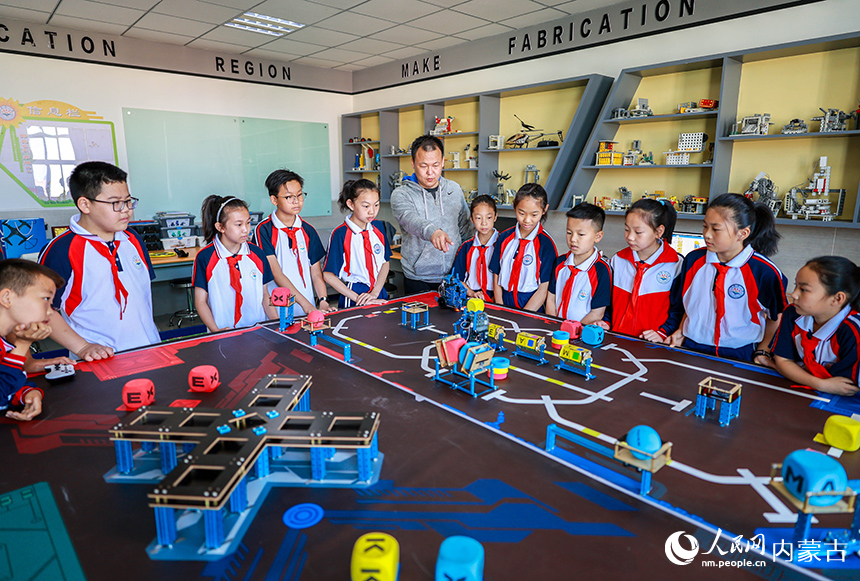内蒙古呼和浩特市玉泉区石东路小学学生在老师的指导下学习智能机器人组装、操控等知识。丁根厚摄