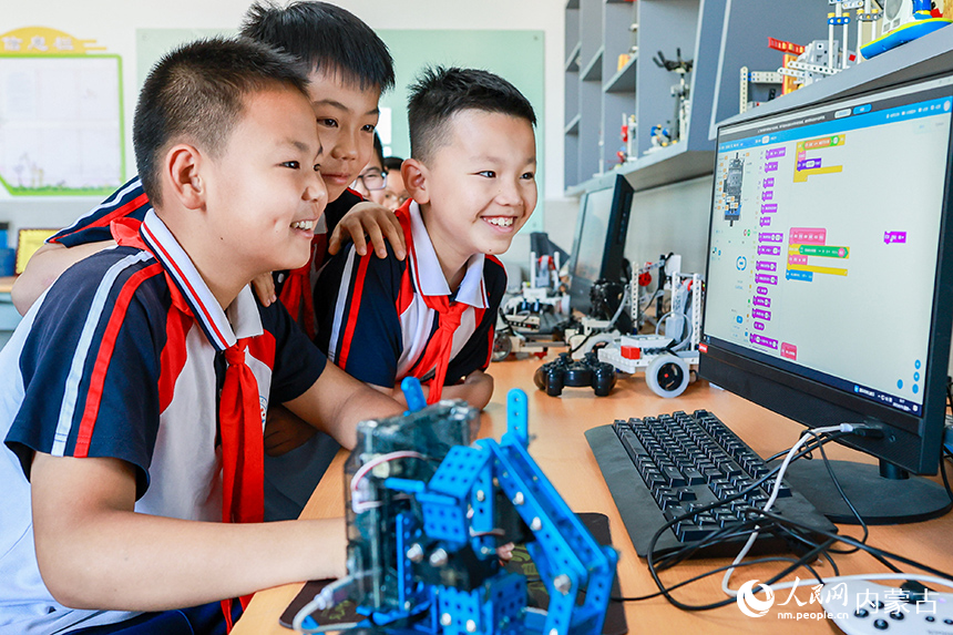 呼和浩特市玉泉區石東路小學學生在學習機器人編程。丁根厚攝