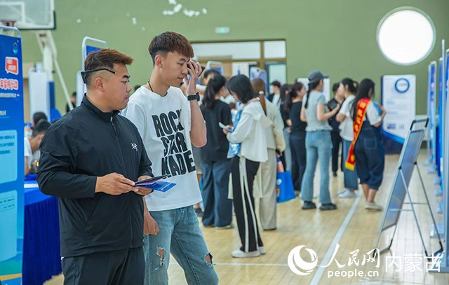 招聘会现场。实习生 刘瀛摄