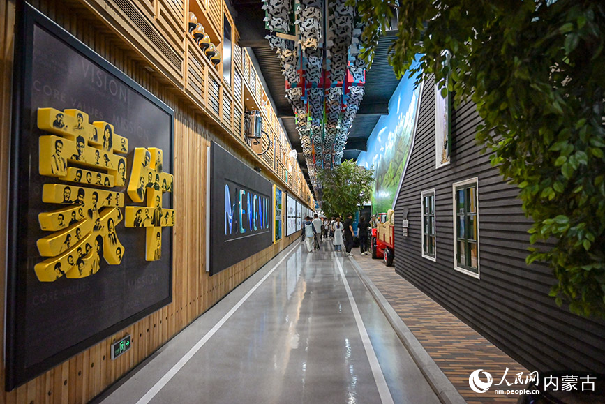 蒙牛工业旅游区内的企业文化长廊。实习生 贾志红摄