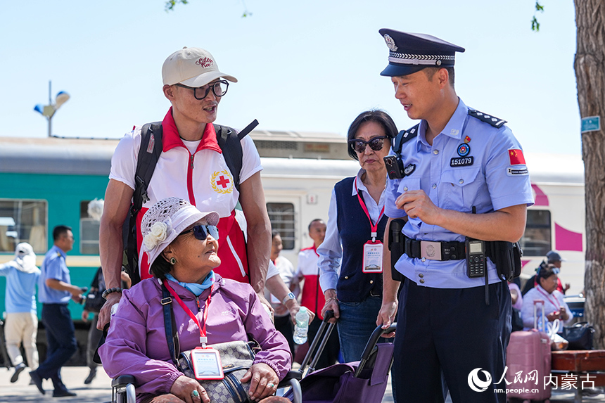 二连出入境边防检查站移民管理警察为参加“一带一路·光明行”的蒙古国患者提供通关便利。杨金烨摄