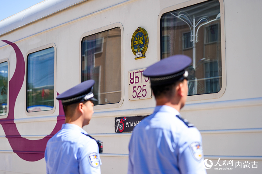 二连出入境边防检查站移民管理警察监护参加“一带一路·光明行”活动的入境列车。杨金烨摄