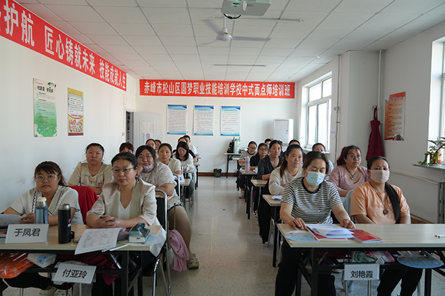 松山区圆梦职业技能培训学校对学员进行中式面点师培训。