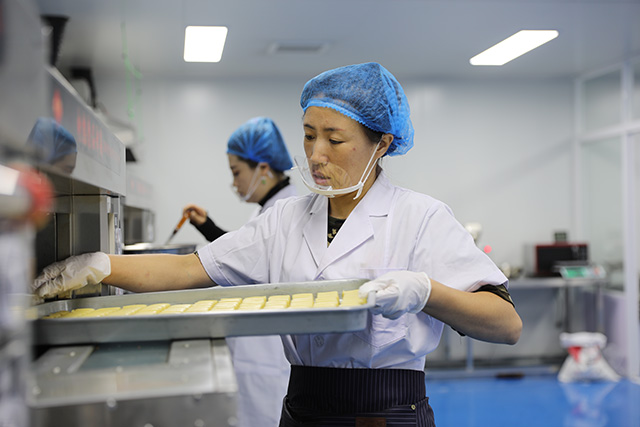 科右前旗傳統奶制品產業園制作奶食品。科右前旗融媒體中心供圖