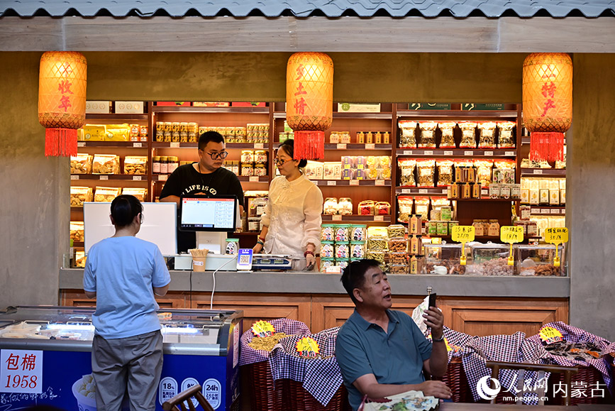 顧客在“包棉1958”特產店購物。人民網記者 寇雅楠攝