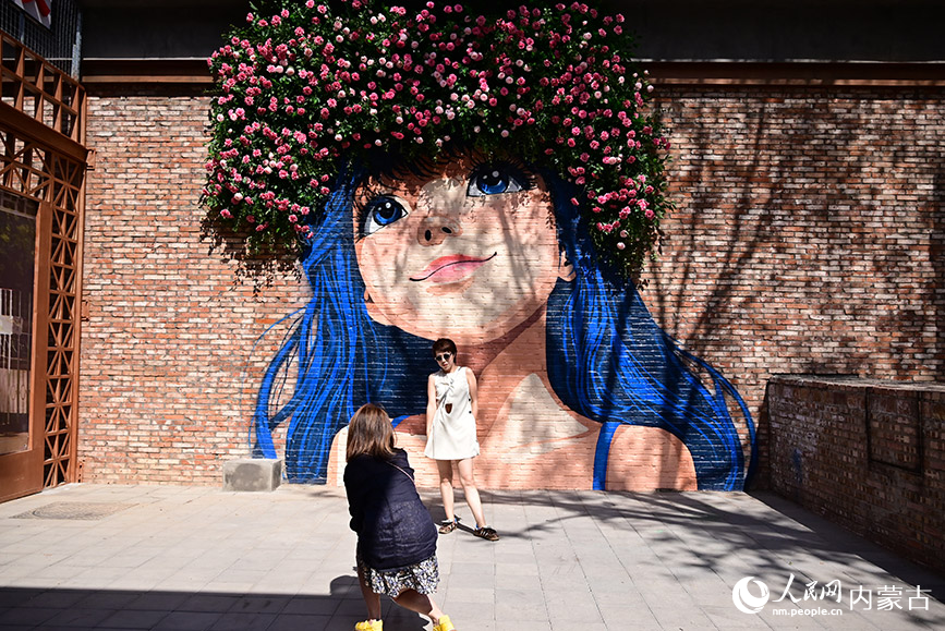游客在花墙前打卡拍照。人民网记者 寇雅楠摄