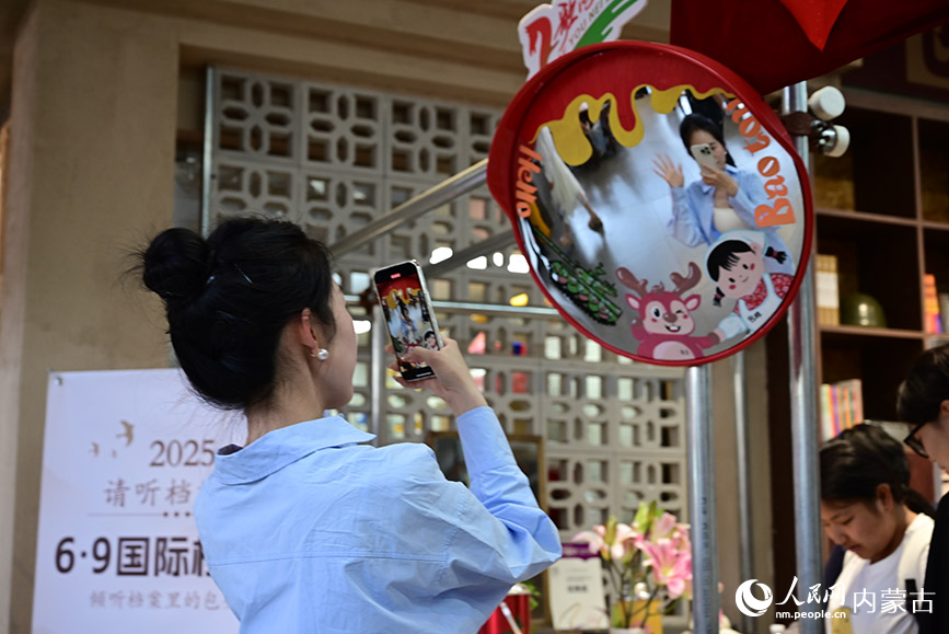 游客在文創區打卡拍照。人民網記者 寇雅楠攝