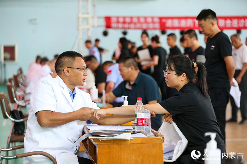 医疗专家为民警家属进行诊疗。郭鹏杰摄