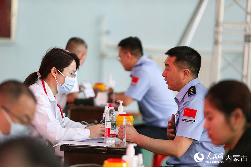 医疗专家现场为民警诊疗。郭鹏杰摄